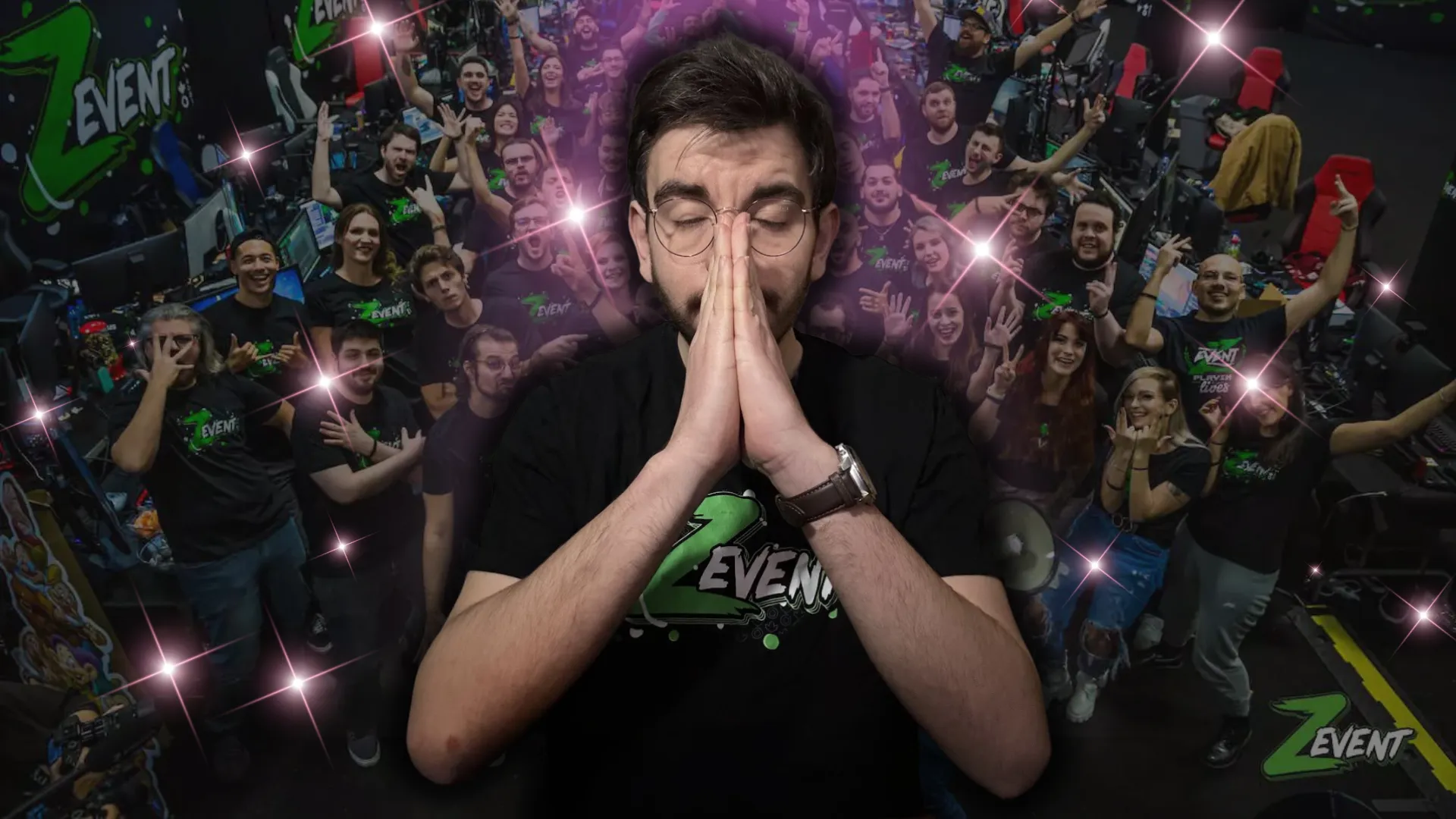 Steven portant un t-shirt du ZEvent, avec tous les participants à l'événement en fond